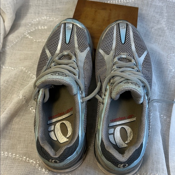 Pearl Izumi run like an animal running shoes - Picture 12 of 14